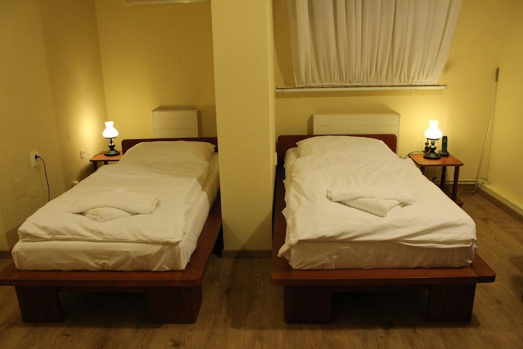 Enjoy Inn بلزن الغرفة الصورة